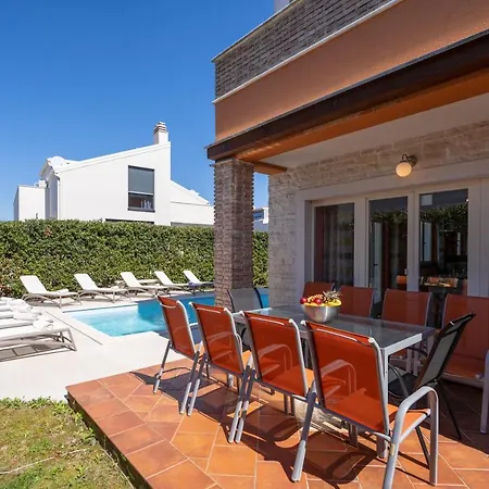 Leon Private Pool * Funtana