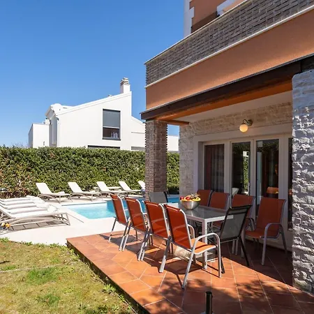 Leon Private Pool * Funtana